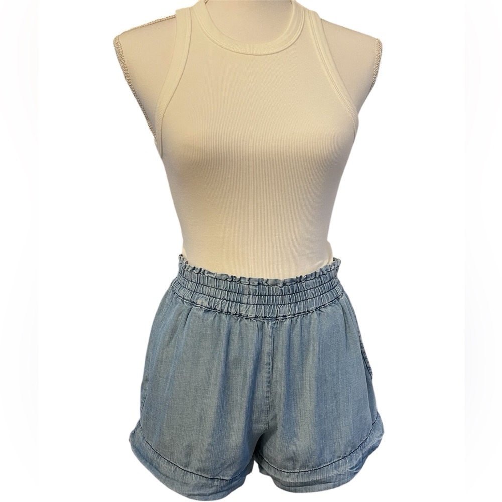 2/$15 3/$20🌹 WHO WHAT WEAR Denim chambray shorts